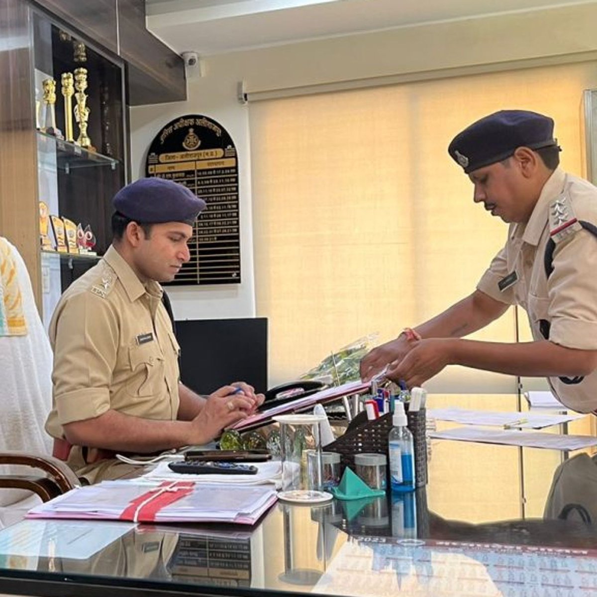 Chandra31067522's tweet photo. सिर्फ चार महीने में SP अलीराजपुर श्री हंसराज सिंह का तबादला हजम नहीं हुआ , सुत्रो के अनुसार सियासतदानों को वे हजम नहीं हुए ..खैर 

जहाँ रहेगा वहीं रौशनी लुटाएगा
किसी चराग़ का अपना मकाँ नहीं होता

शुभकामनाएं IPS हंसराज सिंह सर https://t.co/9CLkvCEiz4