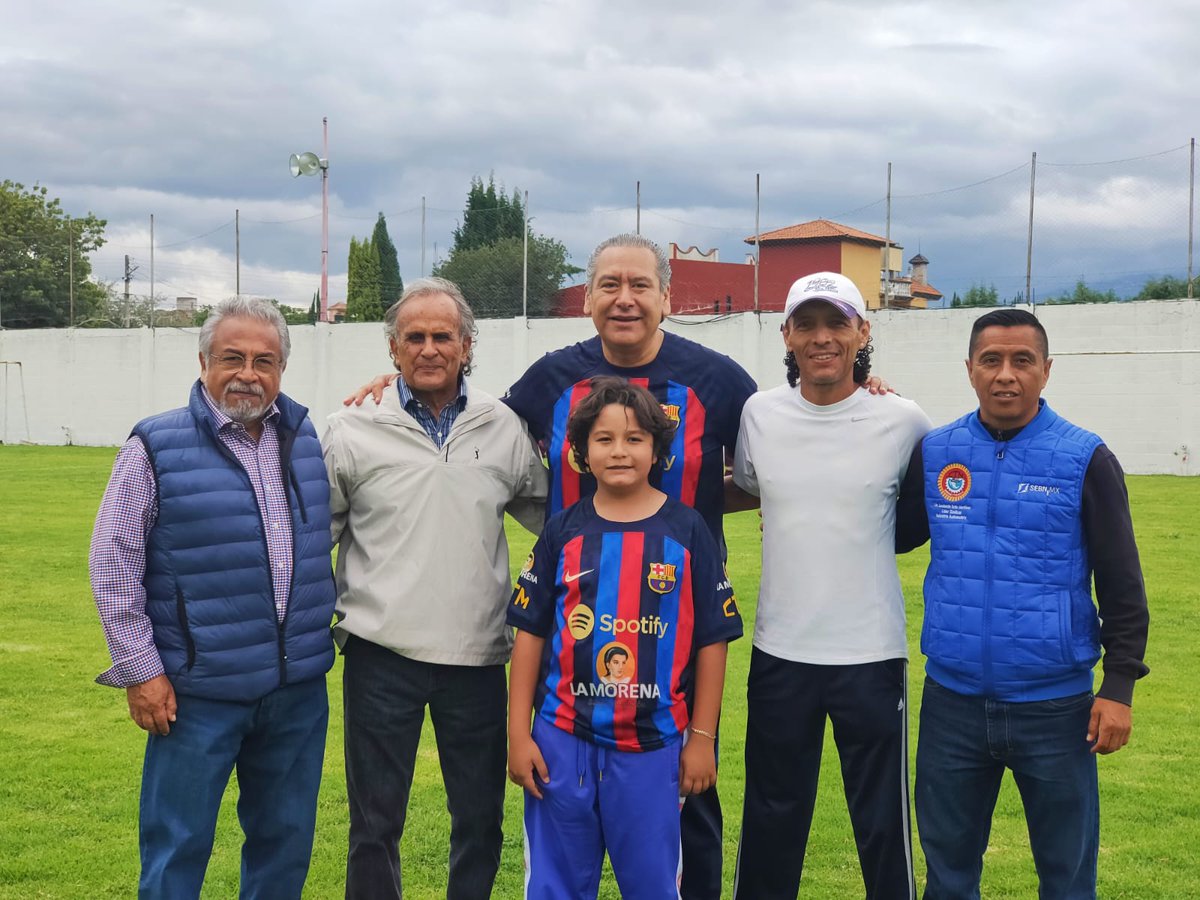 Quiroga913's tweet photo. Se inaugura el gran torneo de fútbol ⚽ con presencia de nuestro líder. @leobardosoto Y directivos de la empresa #SBENMX con gran ánimo y entusiasmo los trabajadores impulsan este bello deporte.⚽🥅 https://t.co/VQMwH2gw2f