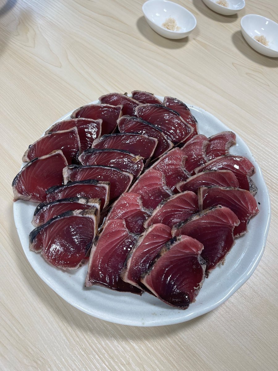 hokkai_suisan's tweet photo. 【新しい商品と食材探しの旅 in Japanその１】
弊社工場に再入荷したばかりの「カツオのたたき」の仕入先を訪問しました。大量のカツオが炙り用の機械に入っていく様子はダイナミックで壮観！
ちょうど同じ日に、日本から送られたカツオのたたきがオランダに到着したので、みんなでお祝いしました😀 https://t.co/ZowsUb2Ydh