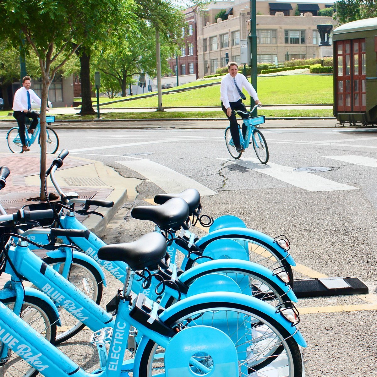 BlueBikesNOLA's tweet photo. ⭐ We are so grateful for the support of @GNOFoundation⭐
With their support, we have been able to expand access and equity throughout our e-bike system!
#communitypowered #bluebikesnola #RideDat #GNOF https://t.co/z3kEx7UcVI