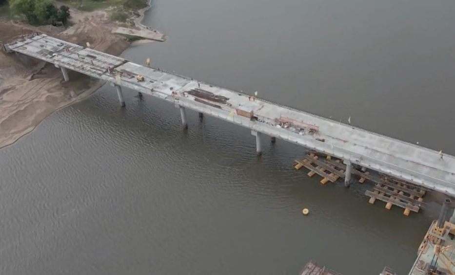 Tiatucura1's tweet photo. Ahora!

Lacalle Pou inaugura obra que lleva 70 años de espera: el puente sobre el río Cebollatí, que une el pueblo de Rocha de ese nombre con La Charqueda, Treinta y Tres.

Supimos cruzar en balsa, cuando era tirada por una polea y un caballo!

https://t.co/MeoBK7cefb

#ampliar https://t.co/RIpH1AtILi