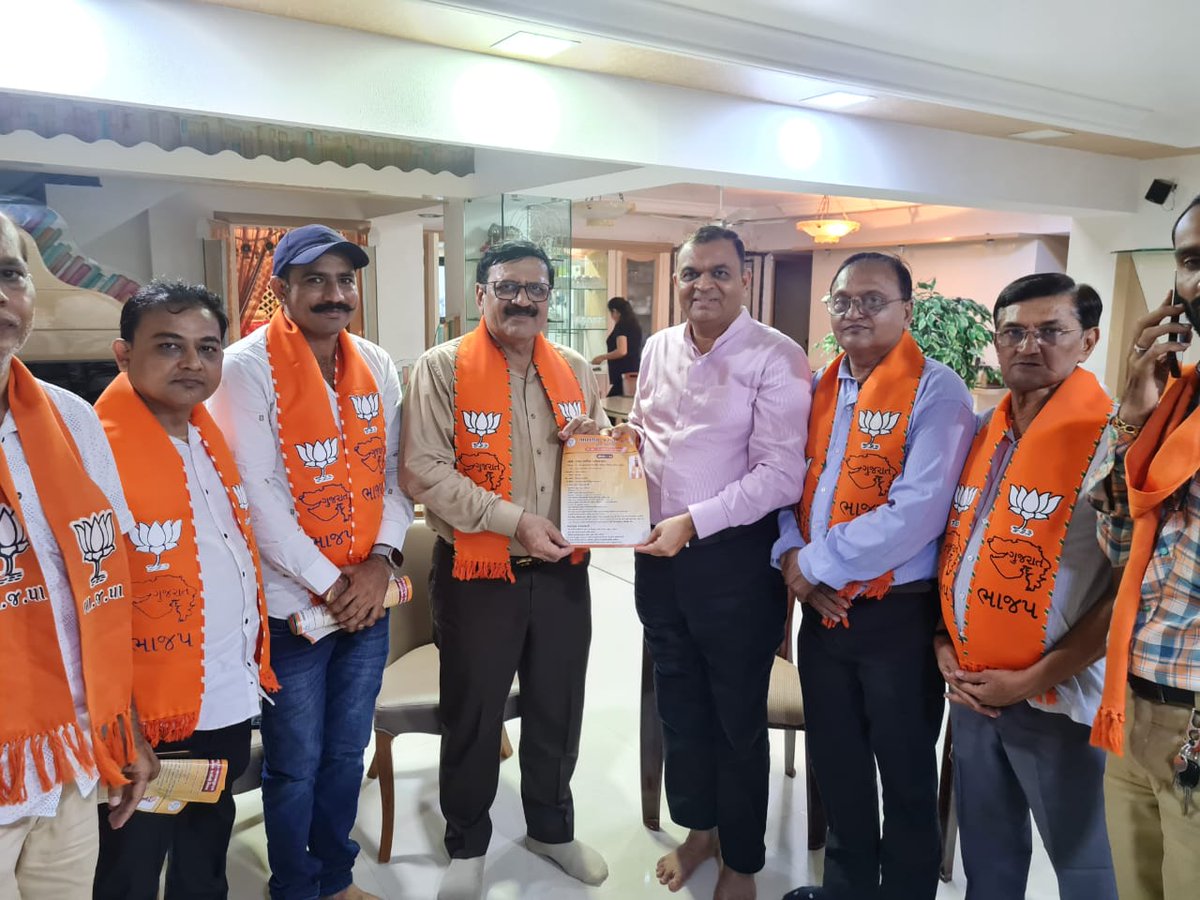 ghoghari_pravin's tweet photo. આજરોજ, વોર્ડ નં 20 ની પેટાચૂંટણી ના પ્રચાર અર્થે ભારતીય જનતા પાર્ટીના ઉમેદવાર રાજેશભાઈ રાણાના સમર્થન માં બુથ નં 103/104 માં પ્રચાર કર્યો,જેમાં પૂર્વ રાજ્યસભા સાંસદ તથા માજી શહેર અધ્યક્ષ શ્રી પ્રવિણકાકા નાયકના નિવાસસ્થાનેથી પ્રચારના શ્રીગણેશ કર્યા. https://t.co/W9xAQDOEY7