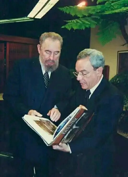 ZenaidaG2021's tweet photo. #Cuba 🇨🇺En el tercer Aniversario de que nuestro querido Eusebio Leal Spengler,  pasó a la eternidad, le rendimos tributo a uno de los hijos más leales a Cuba y a su amada Habana, quien  defendió con pasión, la unidad y la paz. #CubaViveEnSuHistoria #LealVive.  #CubaEsAmor.  🇨🇺❤️ https://t.co/FBsud9TRA8