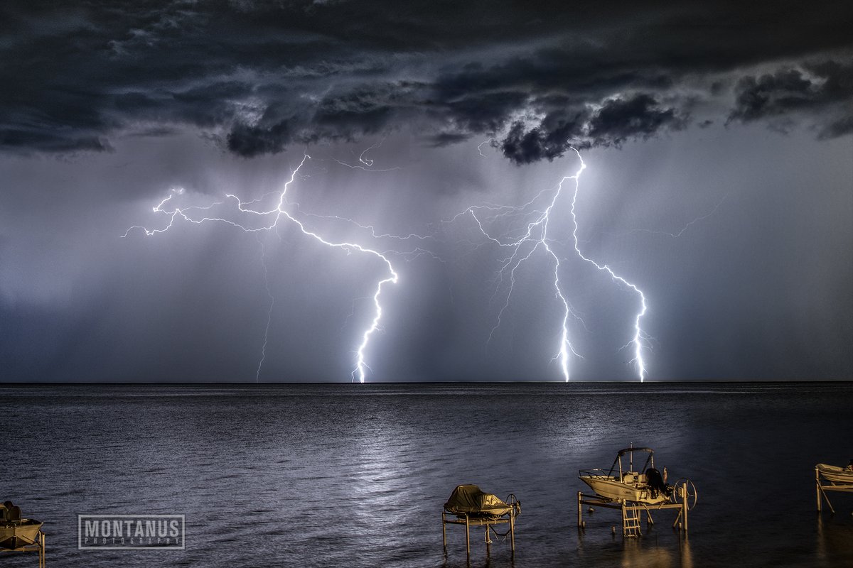 JamesMontanus's tweet photo. Wild lightning storm last night in Rochester. There were no other storms showing on radar-it was literally a blip on the radar screen.  Like the lightning gods just served it up to me on a platter. Funny how I was just complaining how few lightning shots I've gotten this year. https://t.co/1xrMJZE5O6