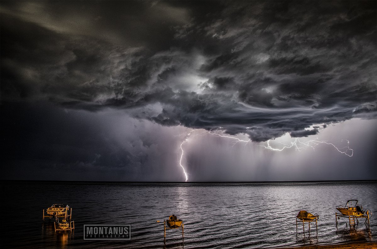 JamesMontanus's tweet photo. Wild lightning storm last night in Rochester. There were no other storms showing on radar-it was literally a blip on the radar screen.  Like the lightning gods just served it up to me on a platter. Funny how I was just complaining how few lightning shots I've gotten this year. https://t.co/1xrMJZE5O6