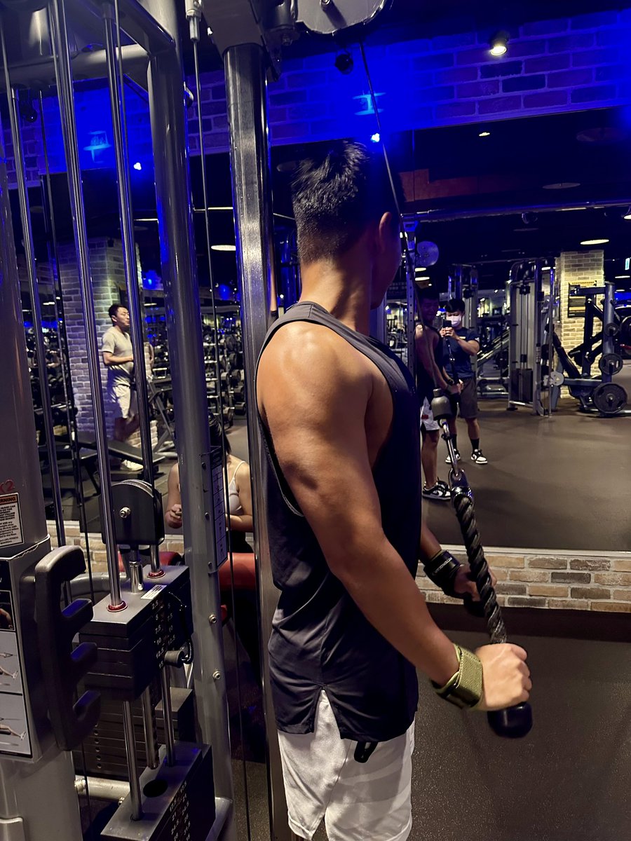 跟著教練一起練手臂💪
教練課的錢沒有白花💰