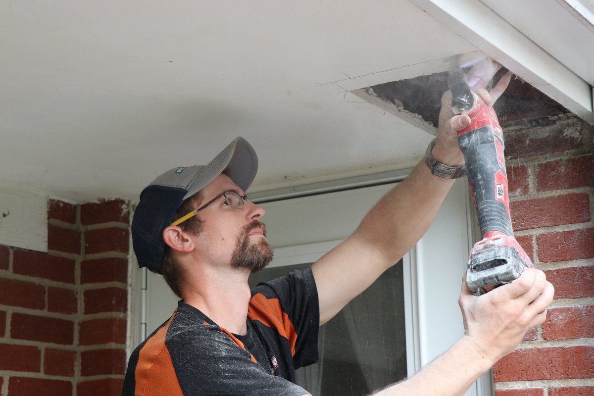 CincyHomeRepair's tweet photo. 𝐎𝐧 𝐭𝐡𝐞 𝐣𝐨𝐛 🔨

A look at professional craftsman Chris Snook helping a customer repair water damage and update the home's step flashing to keep the damage from happening again!
Video of this project coming soon 👀

CONTACT PROMASTER: https://t.co/s06ZicHFLa https://t.co/w5TXNeN5EE