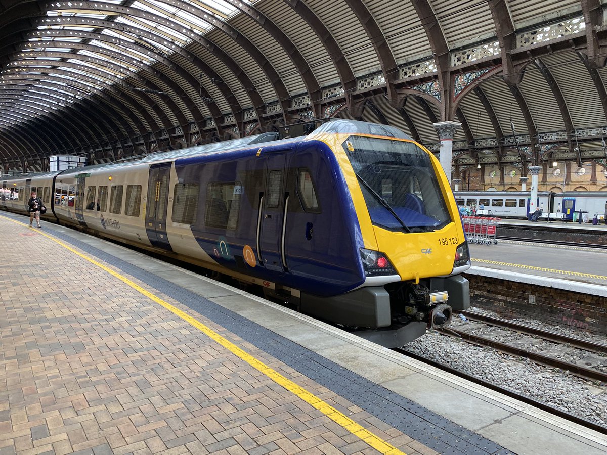 loypass_SCCar's tweet image. 🚈 A semifast @northernassist Civity back to Leeds.
Three carriages of speed, info and accessibility. #class195 #CAF #Civity