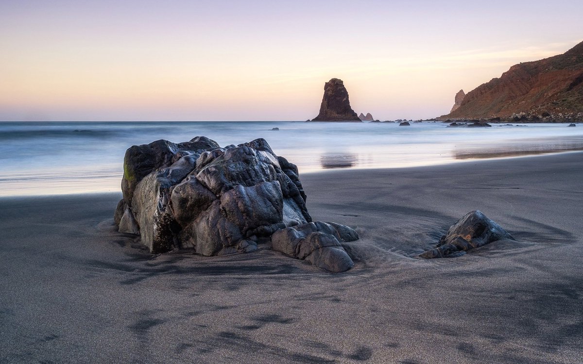 Roque de la Rapadura — одиноко возвышающаяся на горизонте скала на северном побережье острова Тенерифе, Испания.

📷 Денис Ульянкин: rtraveler.ru/community/user…