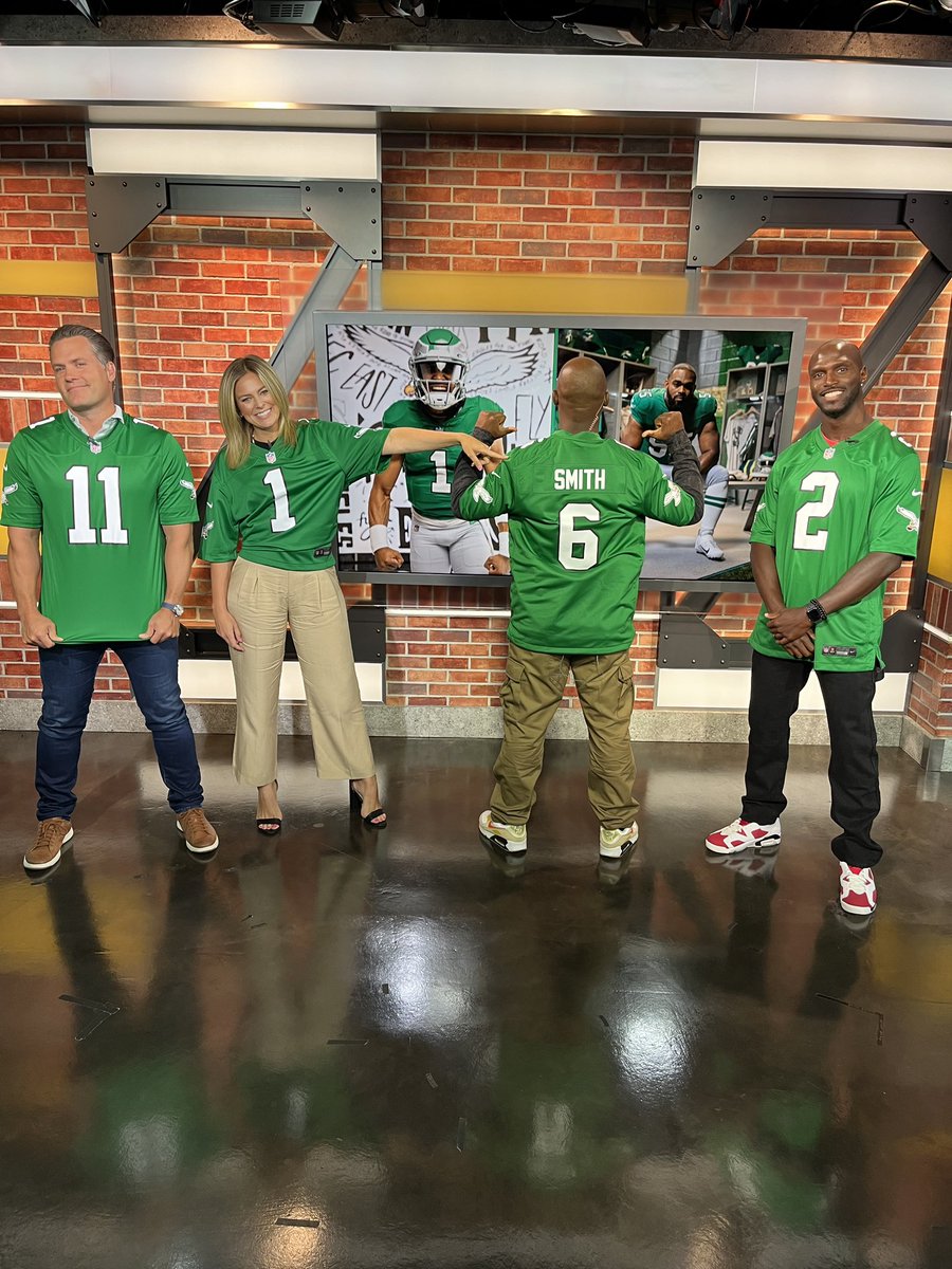 JasonMcCourty's tweet image. Love that the Eagles gave the defense some love by sending a Slay jersey! 

The Kelly Greens are awesome!