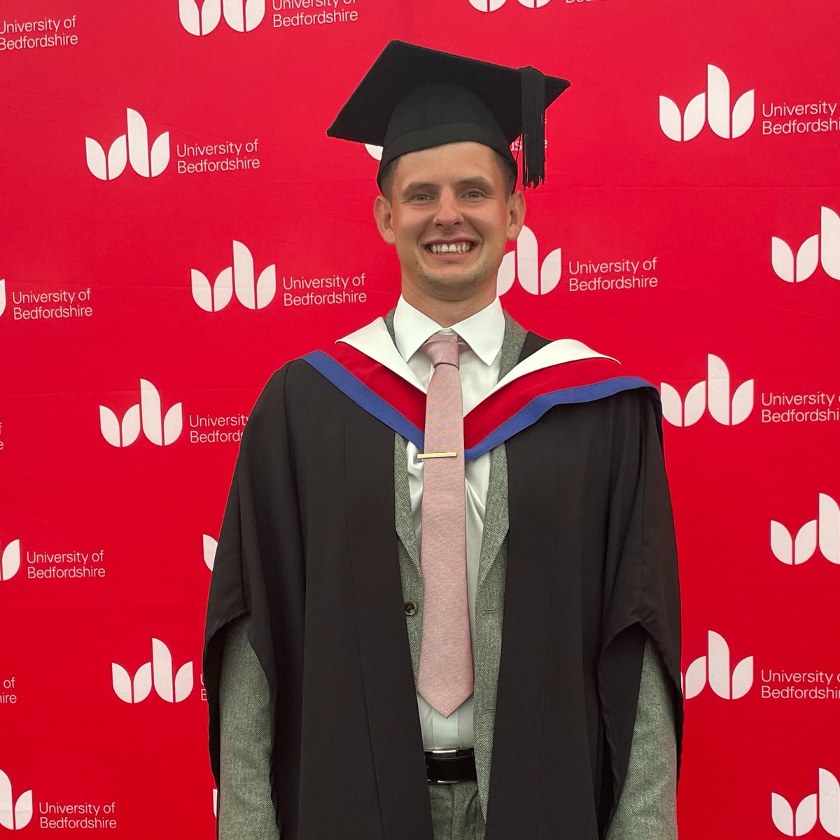 uniofbedsnews's tweet photo. 🎓 Last week we celebrated the #graduation of 2 of our #BitsofBeds #podcast stars! 🎙️ Listen to the episode where Joe (R) &amp; co-host Priscilla interviewed George (L) &amp; his lecturer Danny about the student #support George has received during his studies👉https://t.co/vgLoJCmDzx https://t.co/7tUHJIEW5y
