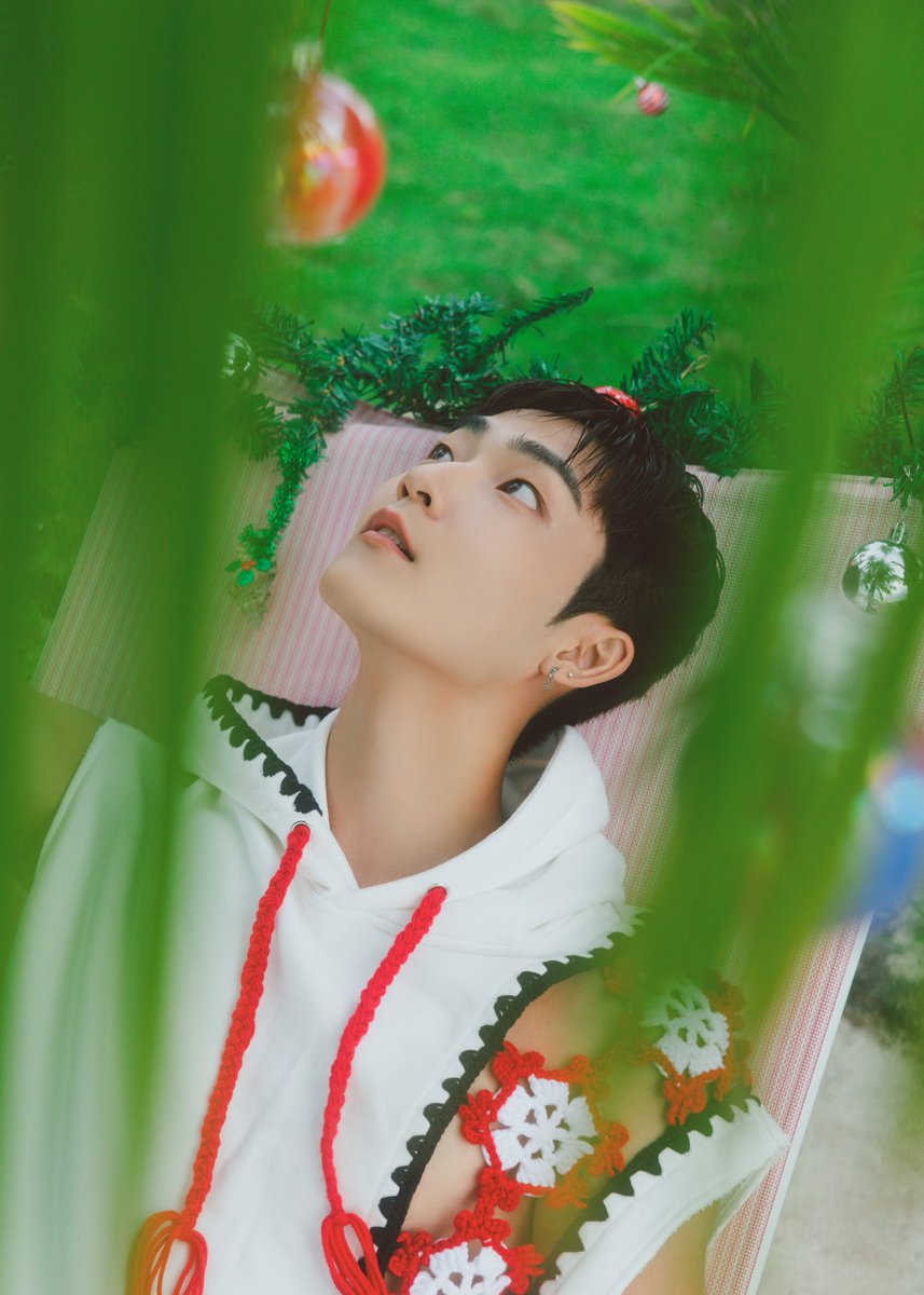 officl_theboyz's tweet photo. THE BOYZ 2ND ALBUM [PHANTASY] Pt.1 Christmas In August Concept Photo #HOLIDAY

🎄 2023.08.07 6PM Release

#THEBOYZ #더보이즈 #PHANTASY #Christmas_In_August https://t.co/Iamu0rs4z2