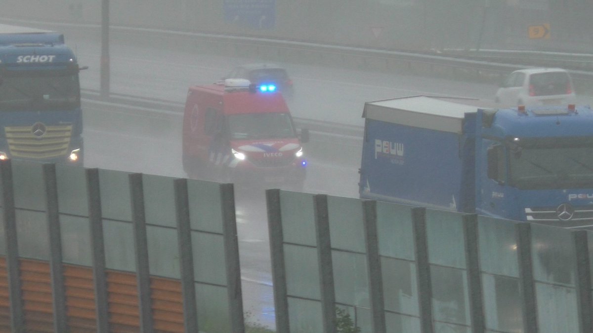 Jaja na zaterdag de WO van #Amstelveen vandaag opnieuw de WO erop maar dit keer ook de HV #Diemen ! Erop. En nee deze moest niet vanuit Diemen  komen maar vanaf <a href="/BrandweerASV/">Kazerne Amstelveen</a>
Dit omdat hun eigen HV in onderhoud staat. #2e #Primeurtje #HV
youtu.be/rq3KkQsxn3I