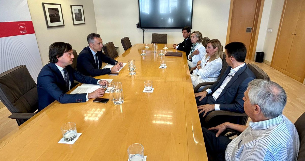 Reunido con la Cooperativa Residencial Metropolitan, para informar que desde el gobierno regional se trabaja la continuidad del proyecto residencial de las cocheras de Cuatro Caminos, que afecta a 443 familias. Todo ello, a pesar de las trabas de la Ley de Vivienda de Sánchez.