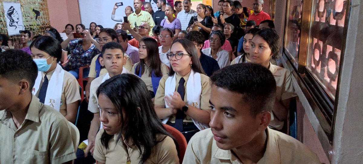 Zonaeducadelor1's tweet photo. #Endesarrollo Entrega de reconocimientos con equipo electrónicos a bachilleres con mayor promedio,
Gracias a las políticas educativas de nuestro presidente @NicolasMaduro @_LaAvanzadora @MPPEDUCACION @FlorvidiaLaya https://t.co/HoYbI27NFn