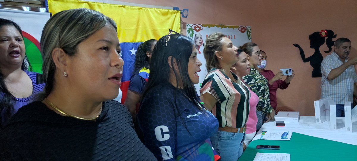 Zonaeducadelor1's tweet photo. #Endesarrollo Entrega de reconocimientos con equipo electrónicos a bachilleres con mayor promedio,
Gracias a las políticas educativas de nuestro presidente @NicolasMaduro @_LaAvanzadora @MPPEDUCACION @FlorvidiaLaya https://t.co/HoYbI27NFn
