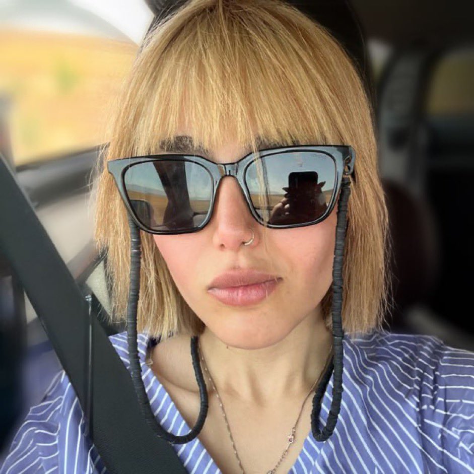 دادسرای اوین به #نازیلا_معروفیان گفته:
اگر بیرون باشی، خطرناکی!
فقط به جرمِ سکوت نکردن و شجاعت،
«من میدونم نوشتن این اتفاقات به ضررمه...»
صداش باشیم!