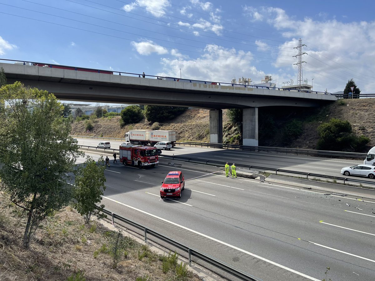 clarapamies's tweet photo. Tallada l’AP7 en sentit nord, a Santa Perpètua de Mogoda. Un vehicle ha xocat amb un camió que transportava desenes de porcs. @transit recomana fer servir rutes alternatives. @324cat @tv3cat https://t.co/EgGE32iJgV