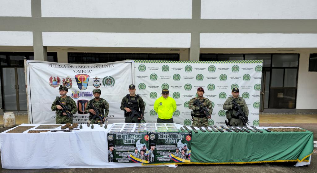 FuerzasMilCol's tweet photo. La #ContundenciaOperacional de nuestra @ftc_omega permitió desmantelar un depósito ilegal con material de guerra, comunicaciones, explosivos y propaganda perteneciente al grupo armado organizado de las disidencias de las Farc estructura Rodrigo Cadete, en La Montañita, #Caquetá https://t.co/yG12B7KBRh