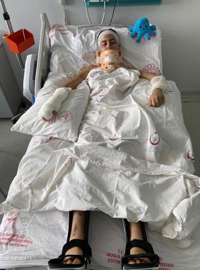 Ezgi,
Karşıdan karşıya geçerken bir NATO askerinin çarpması sonucu felç kaldı.
(Mahkeme sürüyor)
Hayata tutundu.
Fizik tedavileri başladı.
Ona destek olabilir yanında olabiliriz.
990 bin ₺
Haydi canlarım!🙏

Hüseyin Aydındağ (babası)
Ziraat Bank.
TR24 0001 0001 8873 3026 9450 01