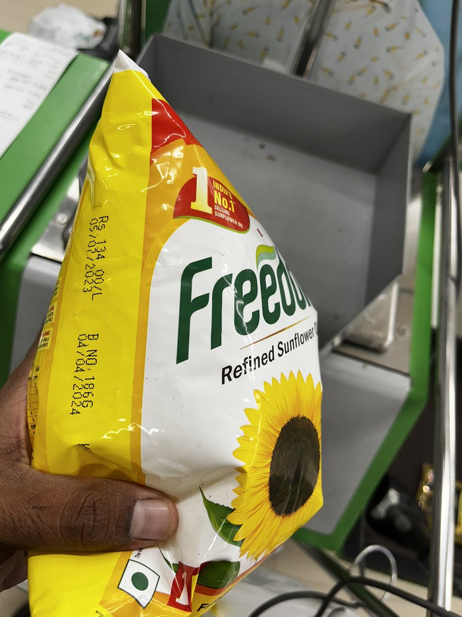 Nikhil_Reddy's tweet photo. Price mentioned as ₹134 Price on the pack is also ₹134 whereas price in your inventory shows as ₹175…as if you are giving some exceptional discount to the customer…whom are you making a fool of @bigbasket_com @CEE_bigbasket is this correct way to sell products…. https://t.co/Ju4IhO3Wda