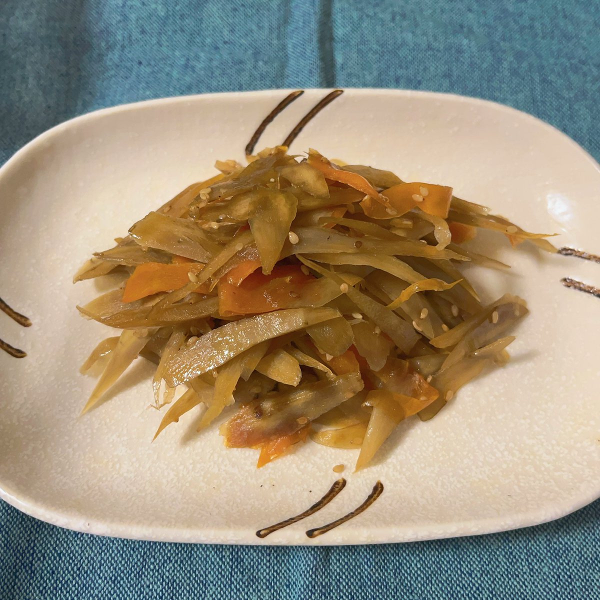 rice__wave's tweet photo. らでぃっしゅぼーや様からいただいたお野菜で、きんぴらごぼう👩🏻‍🍳
暑い夏もしっかり食べる！！！
アイスを食べすぎて、内臓冷えがち🥶🍨気をつけなきゃ。
#らでぃっしゅぼーや https://t.co/ApnK6Y4vmO