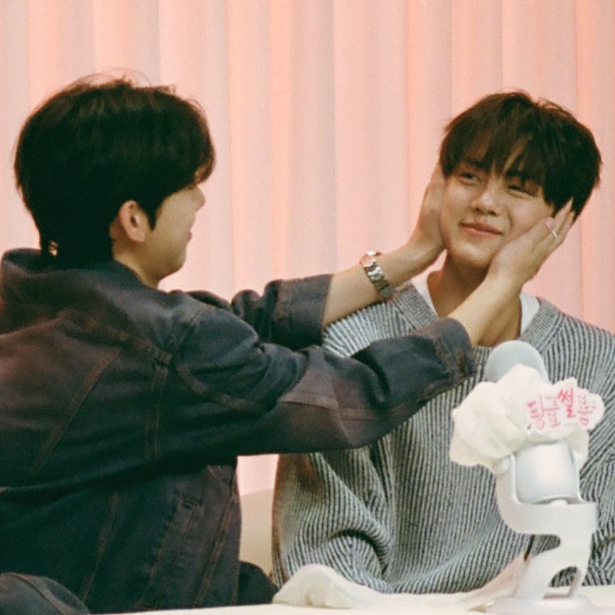 yeuhuaz's tweet photo. gyuvin loves him so much https://t.co/KyW44DScWC