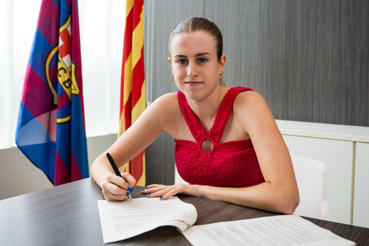 FCBfemeni's tweet photo. ❗️ 𝐔́𝐋𝐓𝐈𝐌𝐀 𝐇𝐎𝐑𝐀    

✍️ Adriana Parada, de 18 anys, nova jugadora del FC Barcelona B

La jugadora de Calahorra, que arriba procedent del @cdpradejon, ha signat en presència del Director Esportiu, Markel Zubizarreta, i del Coordinador del futbol formatiu, Jordi Ventura.

#FCBMasia #FCBFemeni 💙❤