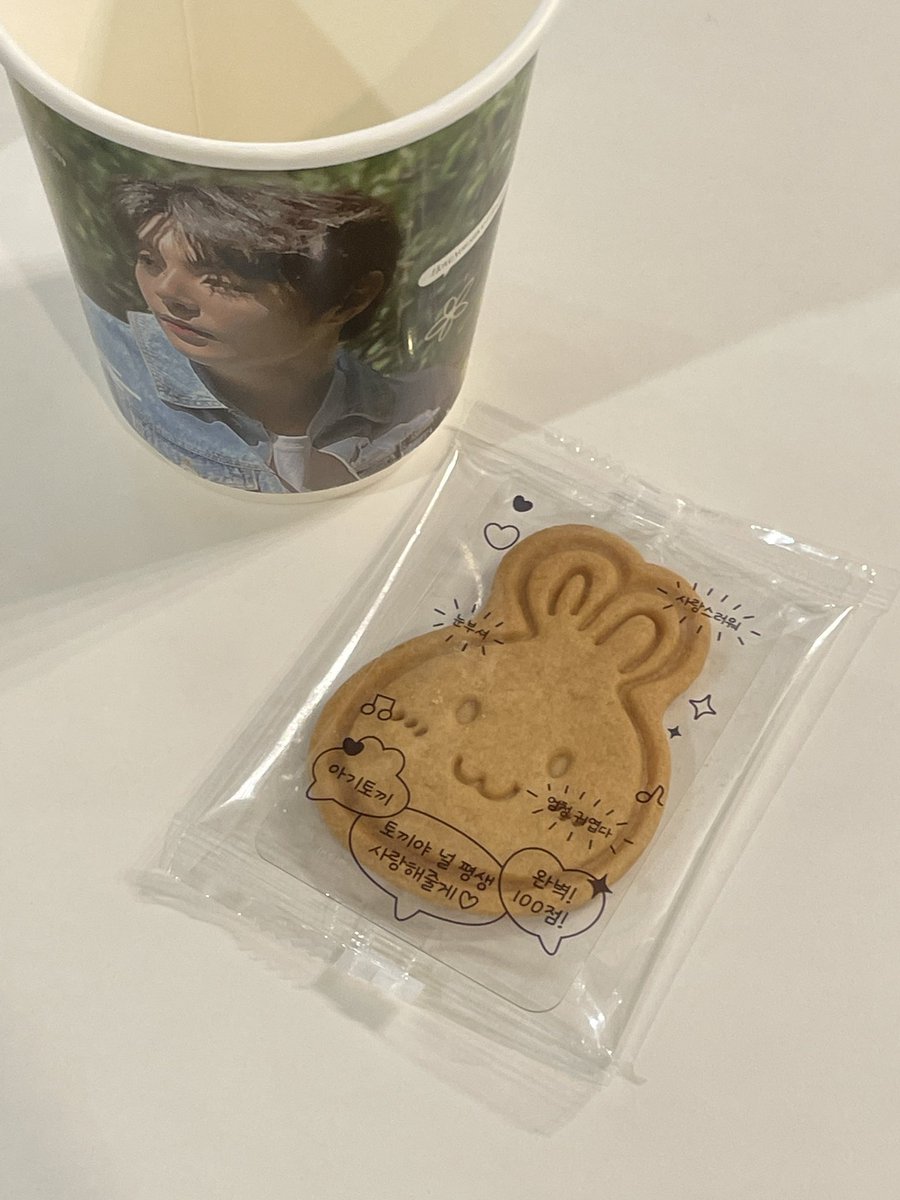 Yrabunny's tweet photo. 성윤이 덕에 여름과 초록 잔~뜩 느끼기🧊🌿
한여름 태양과 바다를 닮은 어떤 토끼를 좋아해요.. 🐇

#love_of_mY_life https://t.co/6comxu6Ylh