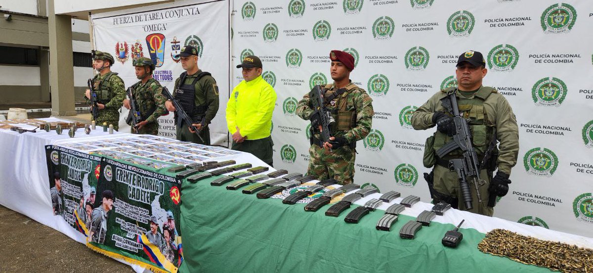 FuerzasMilCol's tweet photo. La #ContundenciaOperacional de nuestra @ftc_omega permitió desmantelar un depósito ilegal con material de guerra, comunicaciones, explosivos y propaganda perteneciente al grupo armado organizado de las disidencias de las Farc estructura Rodrigo Cadete, en La Montañita, #Caquetá https://t.co/yG12B7KBRh