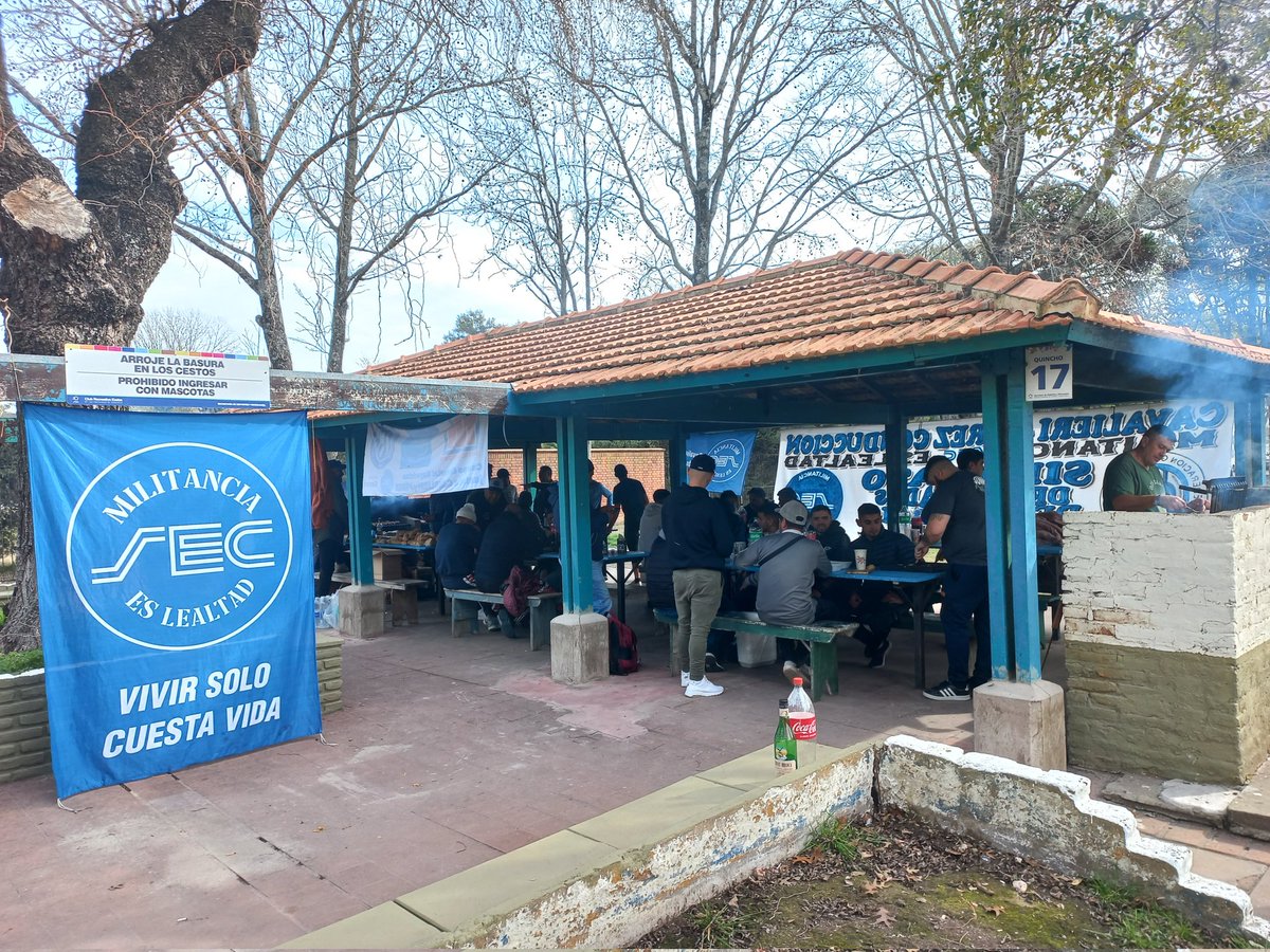 Ayer compartimos otro lindo domingo de fútbol con compañeros y familia de toda la #MilitanciaSecEsLealtad
Nuestro compromiso es con los empleados de comercio ✌️✌️✌️
<a href="/Cavalieri_SEC/">Armando Cavalieri</a> <a href="/CarlosPerezSEC/">Carlos Pérez</a>
<a href="/ESandovalSEC/">Eduardo Sandoval</a> <a href="/Cristia56763648/">Cristian daniel</a> <a href="/SergioUAD/">sergio cordoba</a>