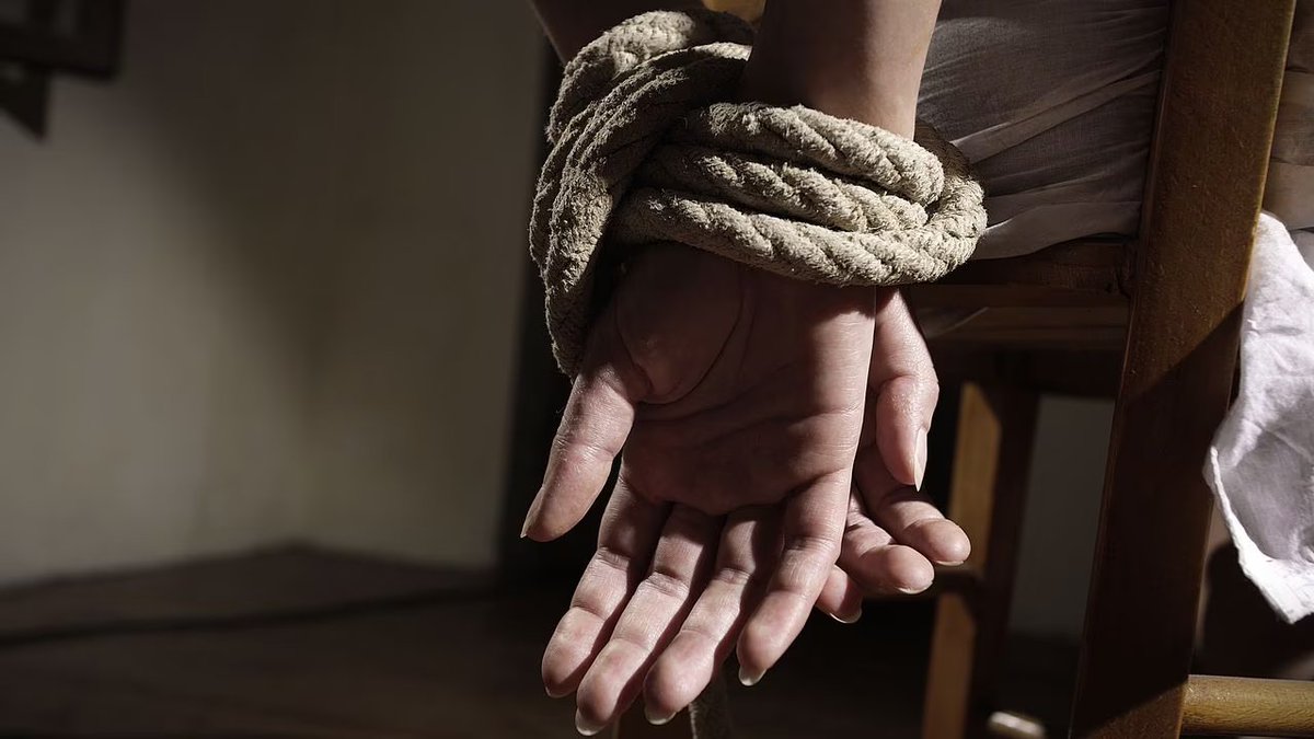 elsiglocomve's tweet photo. #31Jul Un ruso de 37 años, residente en la región de Cheliábinsk (#Urales), mantuvo secuestrada a una mujer durante 14 años hasta que la #víctima logró escapar y denunciar los hechos, informó hoy el Comité de Instrucción de #Rusia. https://t.co/xgeBwNDYhe