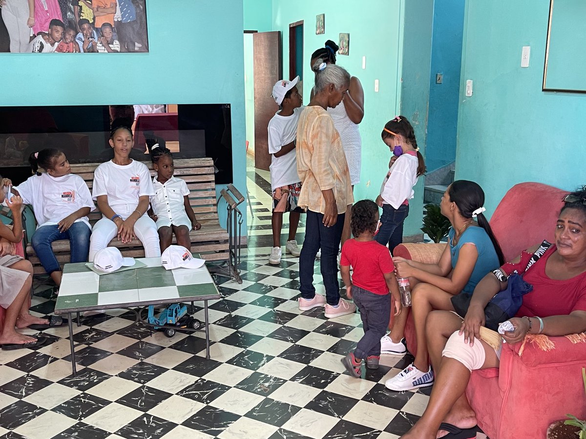 Aquí estamos‼️ En el Hogar de Niños sin amparo familiar #15 de Playa, celebrando el legado y la vida de #NelsonMandela, junto a ⁦@SAEmbCuba⁩ 

#NoDejarANadieatrás

📷Embajadora de Sudáfrica y Marisol Alfonso, Jefa de Oficina de ⁦@UNFPACuba⁩ pintan la escuela.