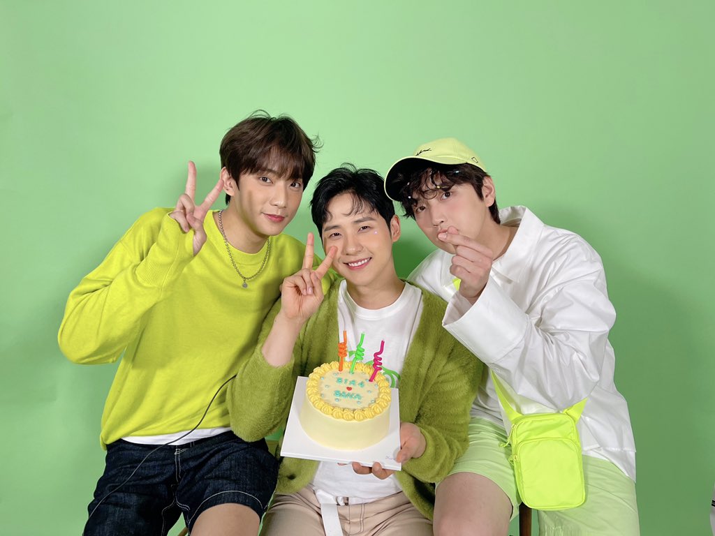 _B1A4OFFICIAL's tweet photo. 💚HAPPY BANA DAY💚

오늘 하루의 마지막까지 B1A4와 행복한 하루 보내세요🎂✨

#B1A4 #BANA https://t.co/Uuq8xEY0pf