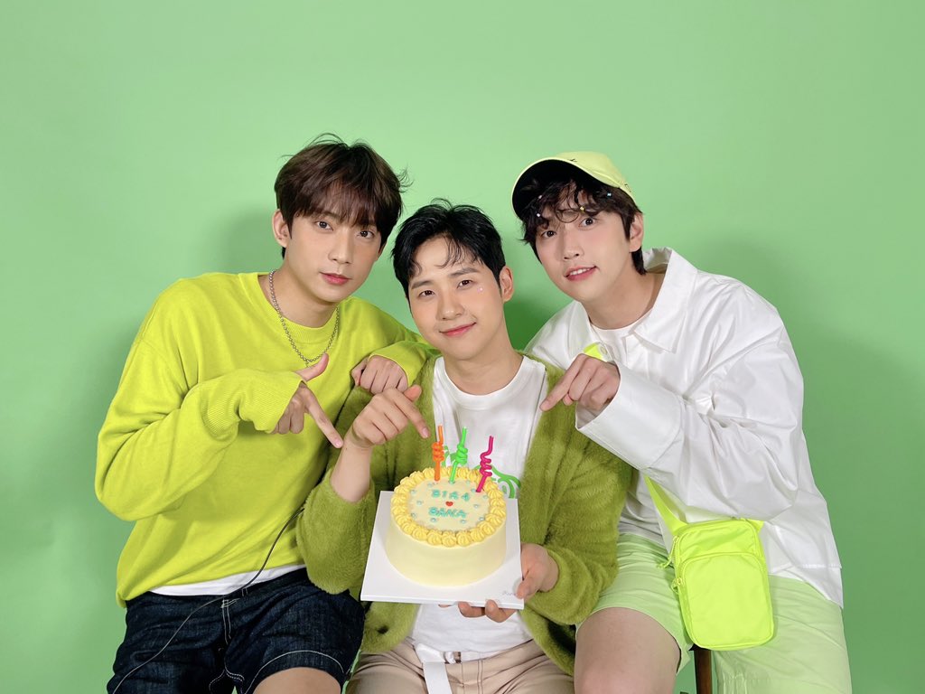 _B1A4OFFICIAL's tweet photo. 💚HAPPY BANA DAY💚

오늘 하루의 마지막까지 B1A4와 행복한 하루 보내세요🎂✨

#B1A4 #BANA https://t.co/Uuq8xEY0pf