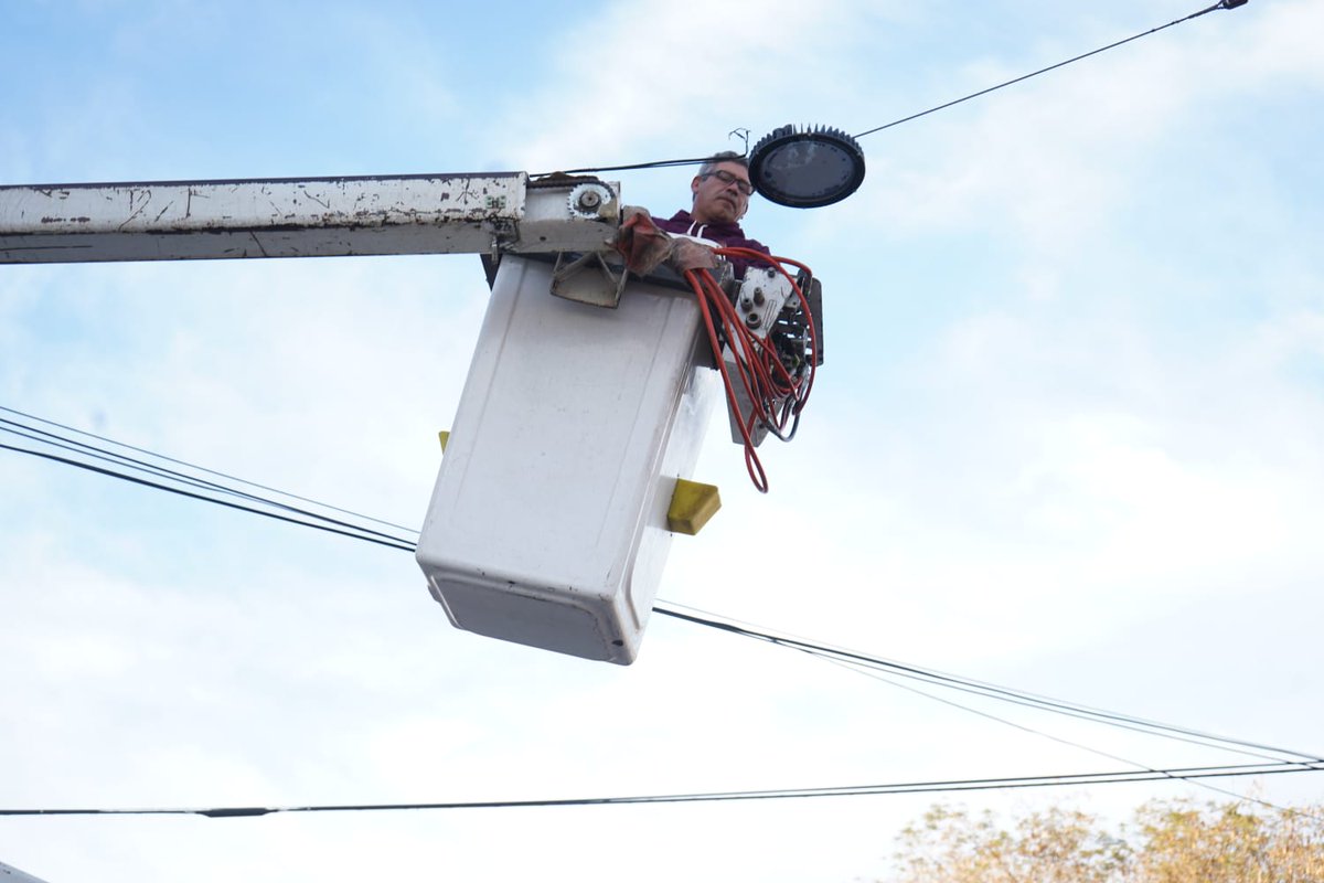 SanLuisLaCiudad's tweet photo. 💡Continuamos con el recambio de luminarias LED en distintos barrios de la ciudad

Esta vez las tareas se realizan en el B° Bancarios, sobre calles San Juan y La Rioja, en Plaza del Carmen y zonas aledañas.

#LuminariasLED
#SanLuisLaCiudad https://t.co/wIieGZtgIC