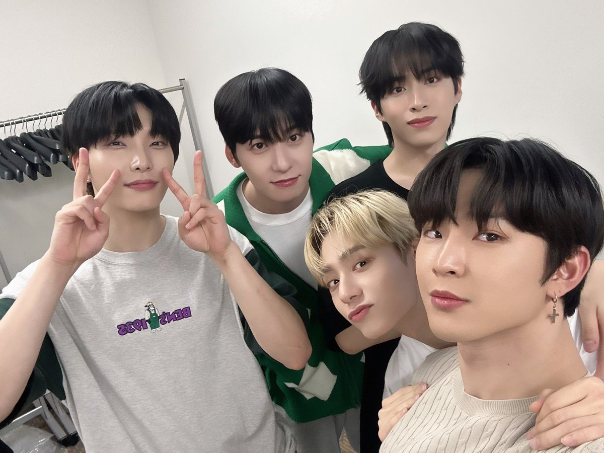 [#원어스]

우리 투문의 8월은 그 어느 때보다
더욱 눈부신 나날들로 가득하길 바라요✨

무엇보다 더위 조심하고🧊 건강하기❣️

#ONEUS #TOMOON #투문
#이달의원어스 #8월의원어스