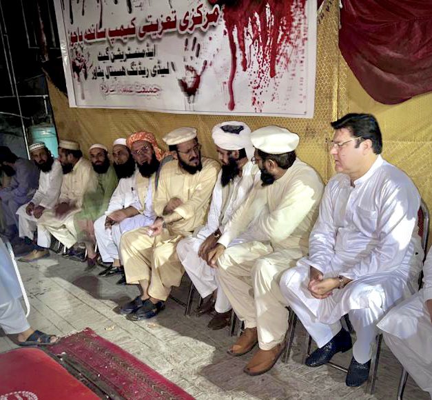 آیل  آر ایچ پشاور-
ایم این اے و امیر  فاٹا  مولانا محمد جمال الدین نے ایل آر ایچ پشاور میں باجوڑ دھماکے میں زخمی ہونیوالے کارکنان کی عیادت کی اور اس کے ساتھ تعزیتی کیمپ کا بھی دورہ کیا اور شہداء کے ایصال ثواب کیلئے خصوصی دعائیں کیں ۔