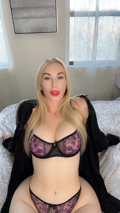 😘 don&rsquo;t keep me waiting https://t.co/pyLKnYd30Q