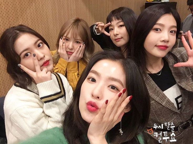 hourlyseulrene's tweet photo. Happy 9th Anniversary, Red Velvet! 🎉🍰🎂 Thank you for sharing happiness and wonderful music to the world. Reveluvs love and support you always! 

#OneOfThese9thForRedVelvet
#9주년도_레드벨벳이랑_가보자9 https://t.co/nYF2epjvav