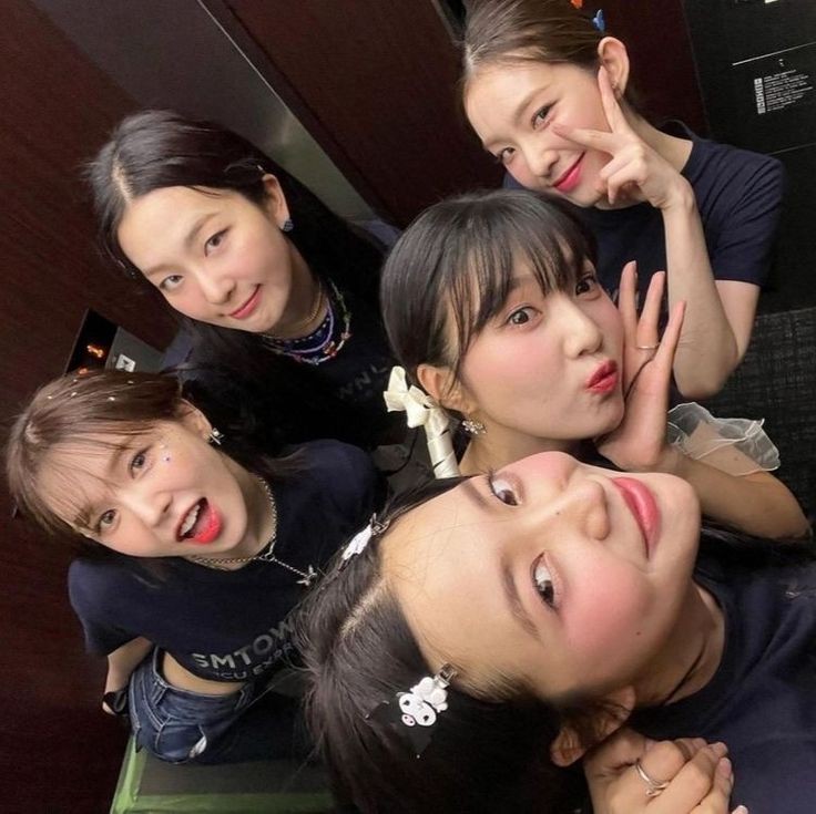 hourlyseulrene's tweet photo. Happy 9th Anniversary, Red Velvet! 🎉🍰🎂 Thank you for sharing happiness and wonderful music to the world. Reveluvs love and support you always! 

#OneOfThese9thForRedVelvet
#9주년도_레드벨벳이랑_가보자9 https://t.co/nYF2epjvav