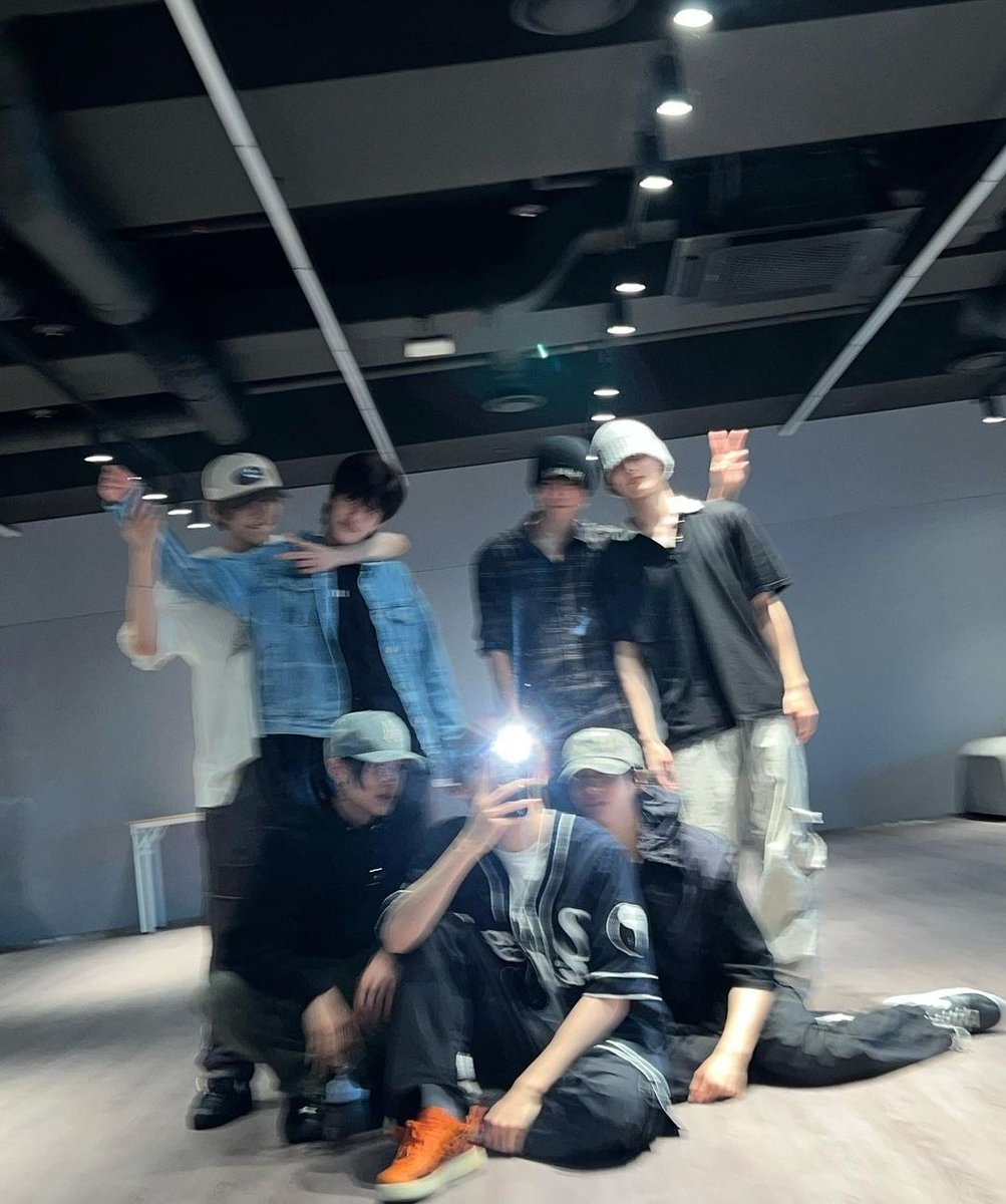 jsc_pics's tweet image. our first ot7 group picture !!!

RIIZE IS HERE
#WelcomeRIIZE
#RIIZE_RevealParty