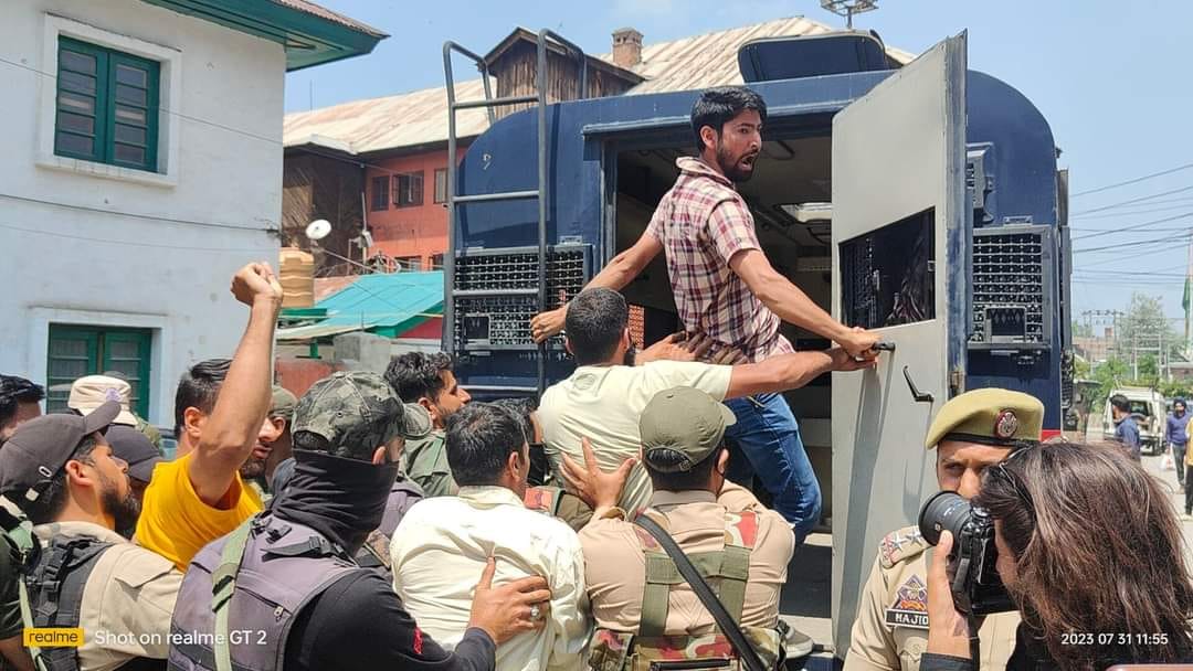 vinkal_yac's tweet photo. Action on those who are against #Paperleak #FireEmergencyScam
But job to those who have bought paper and now selling papers to others. Out of jail even when caught red handed in Tral.
#Justice #just a #joke
#youthagainstcorruption https://t.co/ntHXYfCFnH