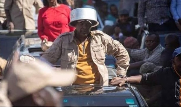 magwaz3's tweet photo. I think Kalonzo Musyoka is too senior for those talks, he should have donated his position to Either Jeremiah Kioni or Martha Karua. Whether Mt Kenya brought votes or not it's in azimio.
Many are chosen from ODM. Again I don't under what Okon'go Omogeni is there?
#Azimo https://t.co/TwRm0ElQK3