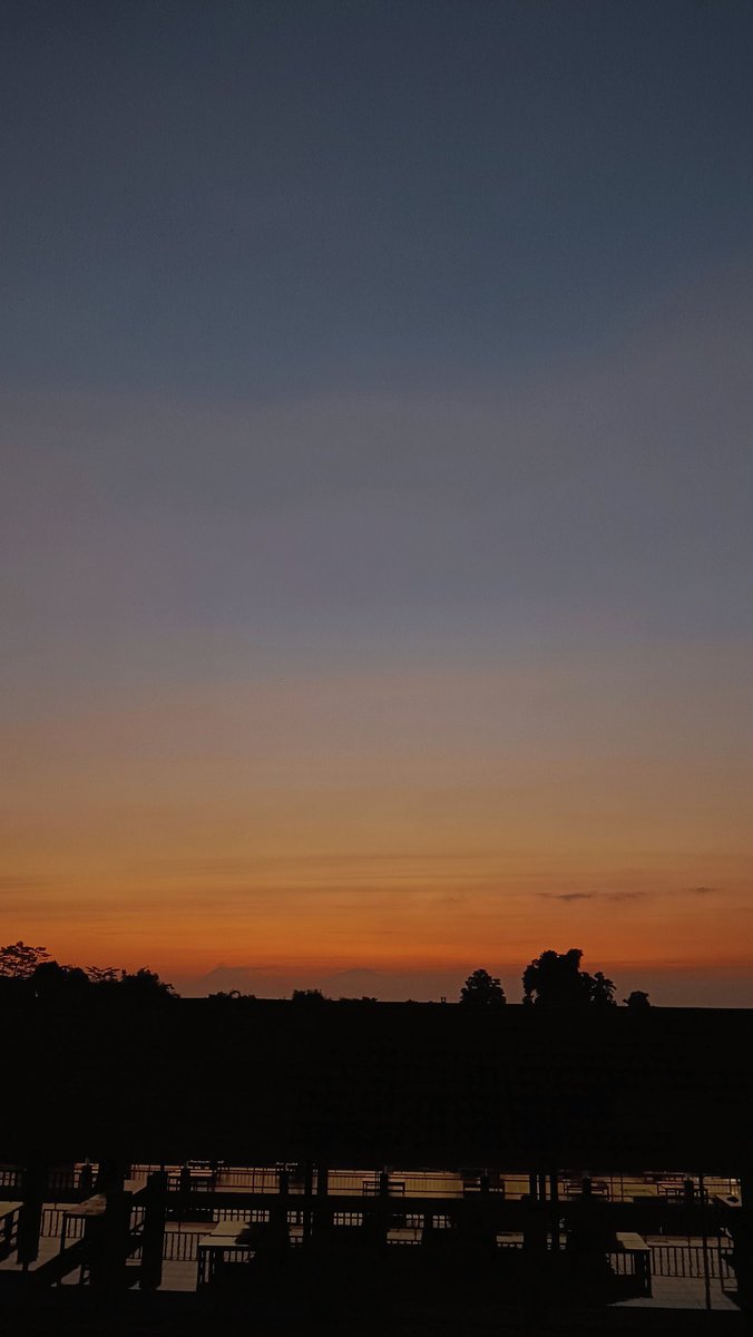 <a href="/limmeeey/">limey</a> kalo ada yang lebih disuka daripada senja mungkin itu duit wkwk