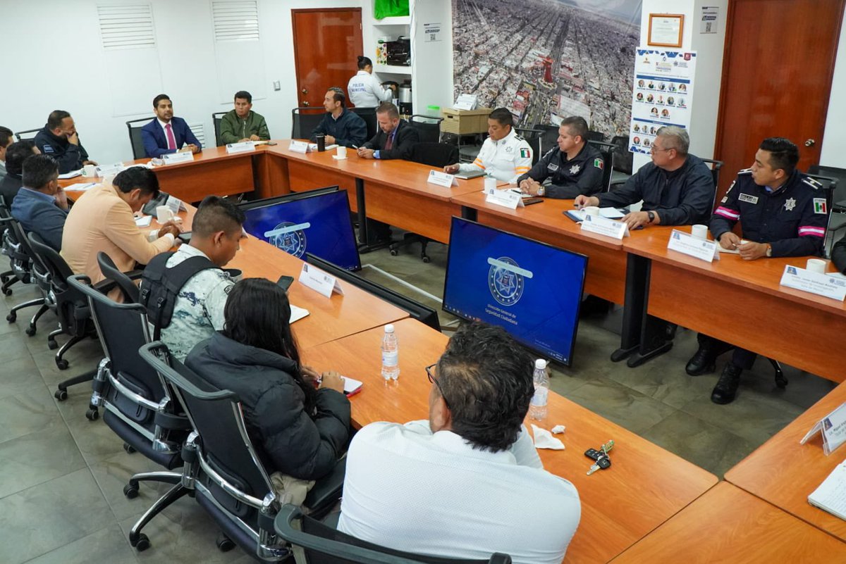 Con la mesa de construcción de paz y #seguridad, donde participan las diferentes instancias que trabajan en nuestro municipio, iniciamos las actividades de esta semana, la cual cerraremos con el 5to. Congreso Internacional de Seguridad y Proximidad Social.