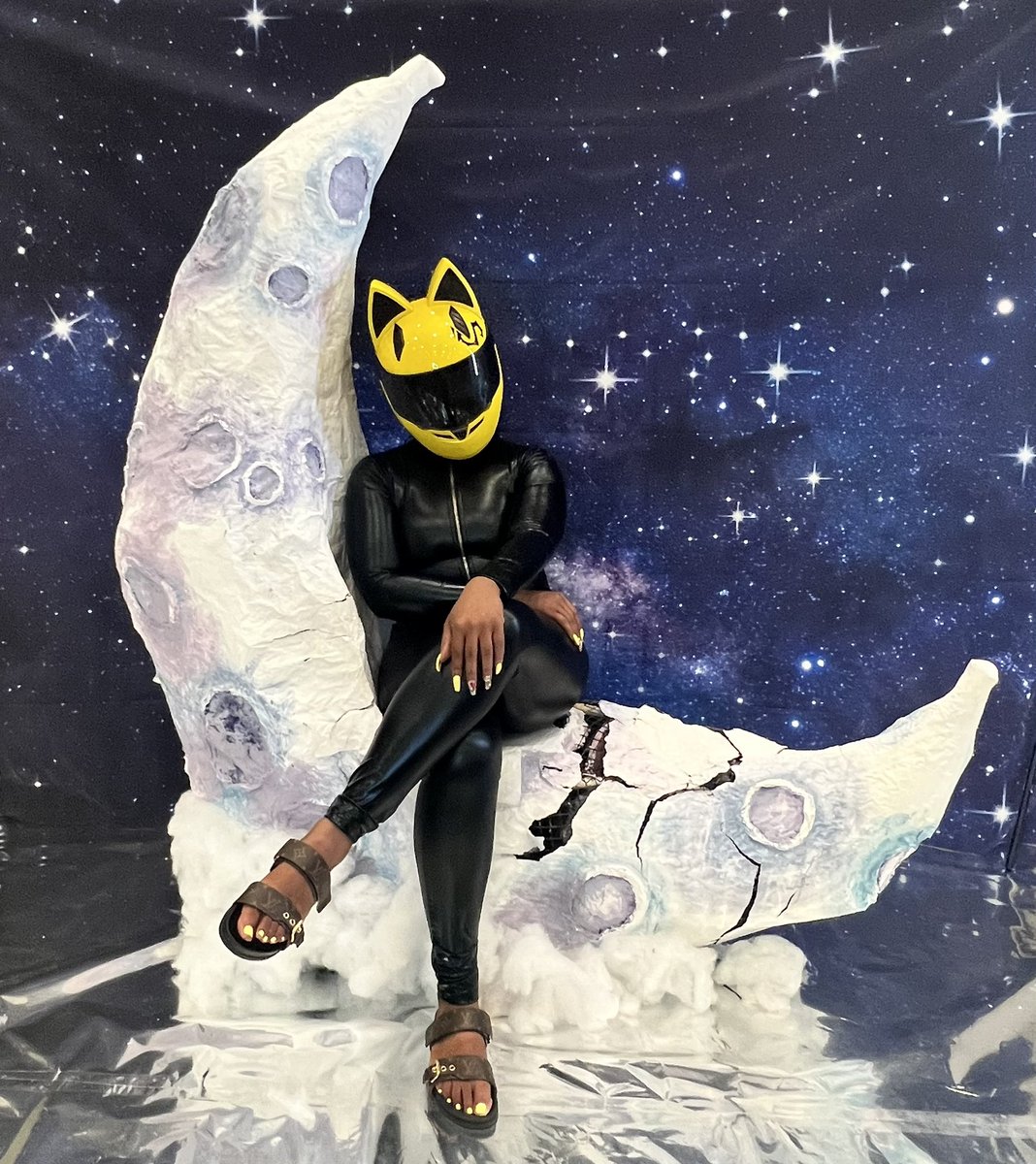 Dro_Hannah's tweet photo. Celty cosplay was a huge success! Fortunately the AC was bussin in the convention 😂🙏🏾 if we took pictures together tag me 💛🖤 #durarara #celtysturlson #cosplay #GetSteppedOn https://t.co/uh9LaoU7qC