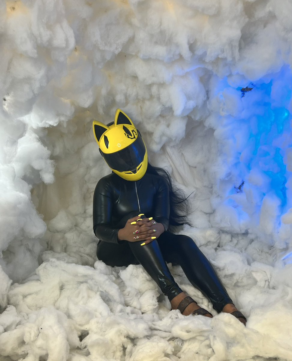 Dro_Hannah's tweet photo. Celty cosplay was a huge success! Fortunately the AC was bussin in the convention 😂🙏🏾 if we took pictures together tag me 💛🖤 #durarara #celtysturlson #cosplay #GetSteppedOn https://t.co/uh9LaoU7qC