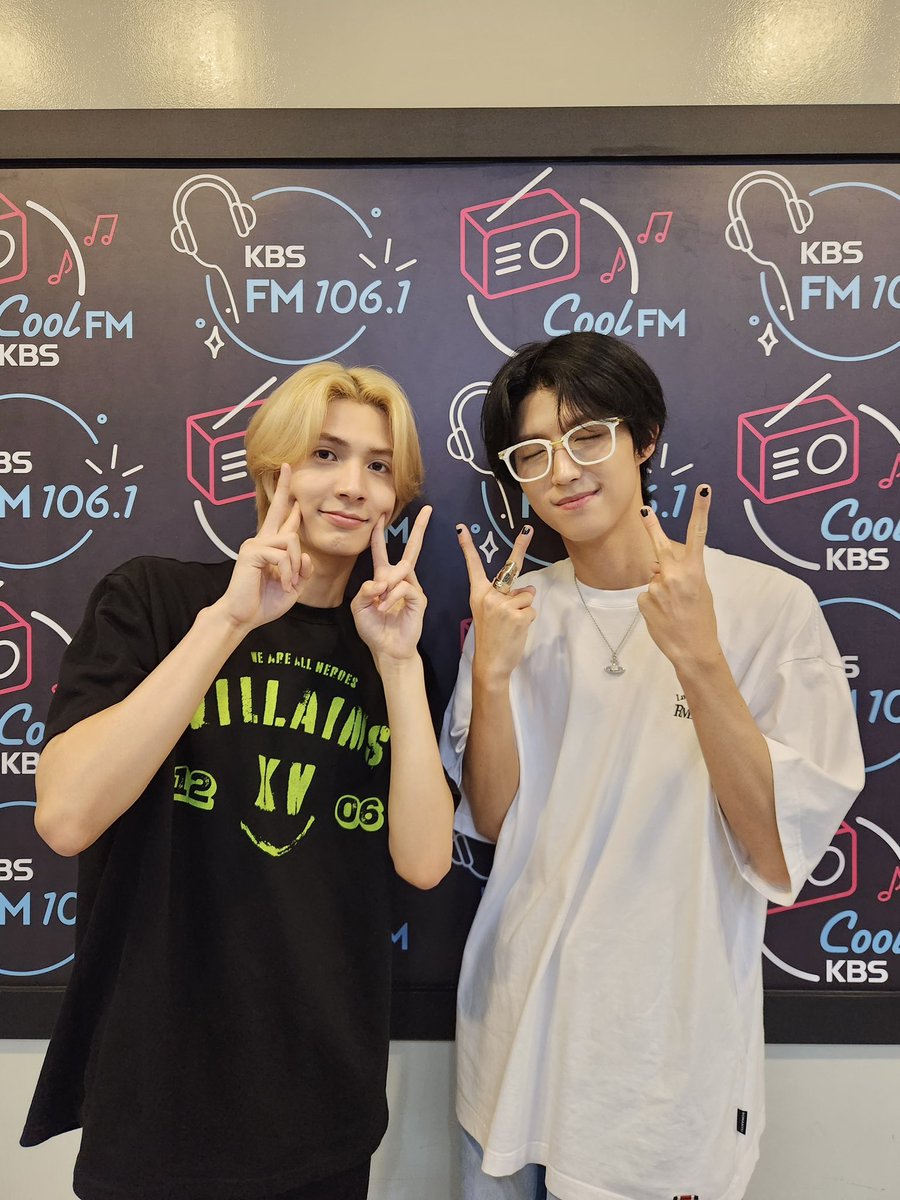 XH_official's tweet photo. [ #Xtra_Scenes ]

덕후즈와 함께한 월요일 밤
기분 Freakin' Good⚡️

오랜만에 찾아온 데키라💟
반갑게 맞아 주셔서 감사해요🐰🐺

#XdinaryHeroes #엑스디너리히어로즈
#JunHan
#주연 #Jooyeon
#WE_ARE_ALL_HEROES
#데이식스의키스더라디오 #KBSCoolFM https://t.co/CrdcsL7so1
