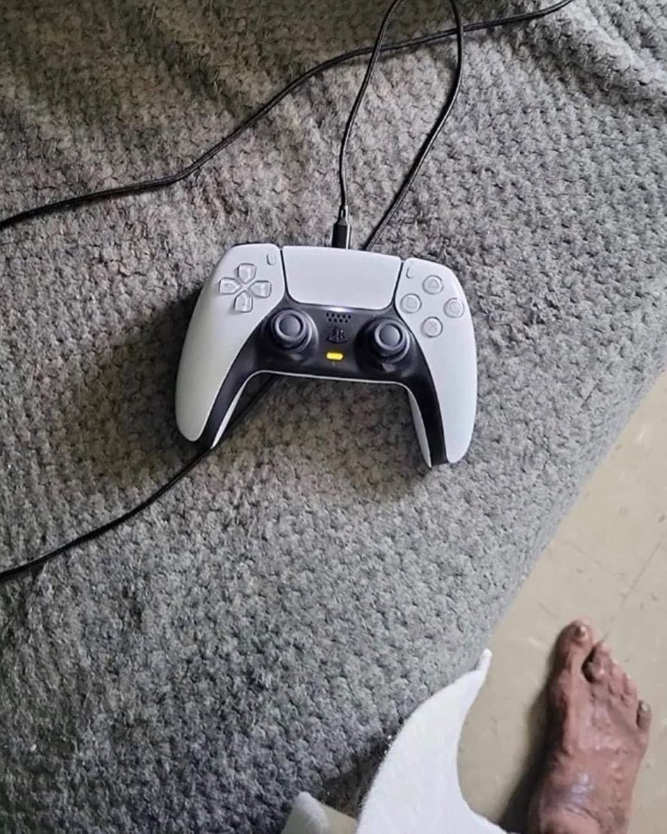 paginadetreta's tweet photo. comprei um dualsense pra jogar no PC mas a bateria caba muito rápido, alguém sabe se tem problema jogar com ele na tomada https://t.co/VmFe5C05LF